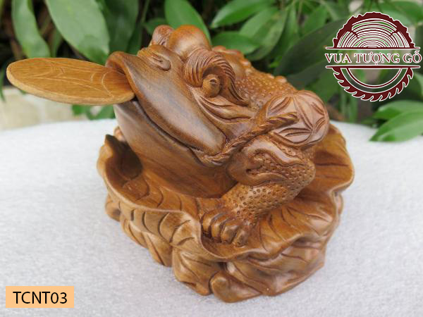 Tượng cóc Thiềm Thừ ngậm tiền gỗ bách xanh TCNT03 7 Tượng cóc Thiềm Thừ ngậm tiền gỗ bách xanh TCNT03
