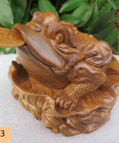 Tượng cóc Thiềm Thừ ngậm tiền gỗ bách xanh TCNT03