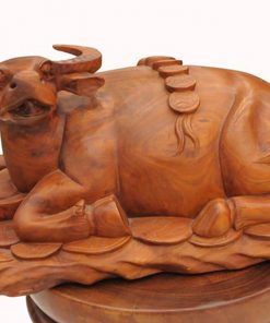 Tượng trâu nằm trên đồng tiền gỗ hương TCG04