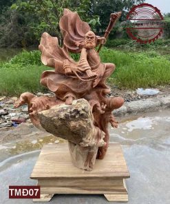 Tượng Đạt Ma bay luyện võ ôm đá tự nhiên gỗ hương Việt liền khối TMĐ07