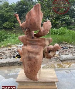 Tượng Đạt Ma bay luyện võ ôm đá tự nhiên gỗ hương Việt liền khối TMĐ07