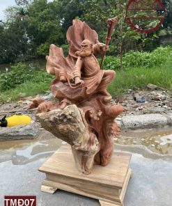 Tượng Đạt Ma bay luyện võ ôm đá tự nhiên gỗ hương Việt liền khối TMĐ07