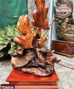 Tượng Đạt Ma ôm đá tự nhiên gỗ hương Việt TĐM06