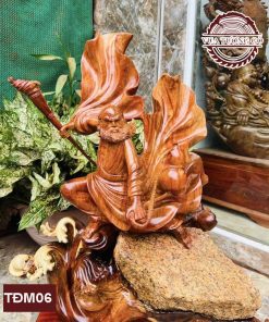 Tượng Đạt Ma ôm đá tự nhiên gỗ hương Việt TĐM06