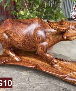 Tượng Trâu đứng trên kỉ gỗ hương Việt liền khối TCG10
