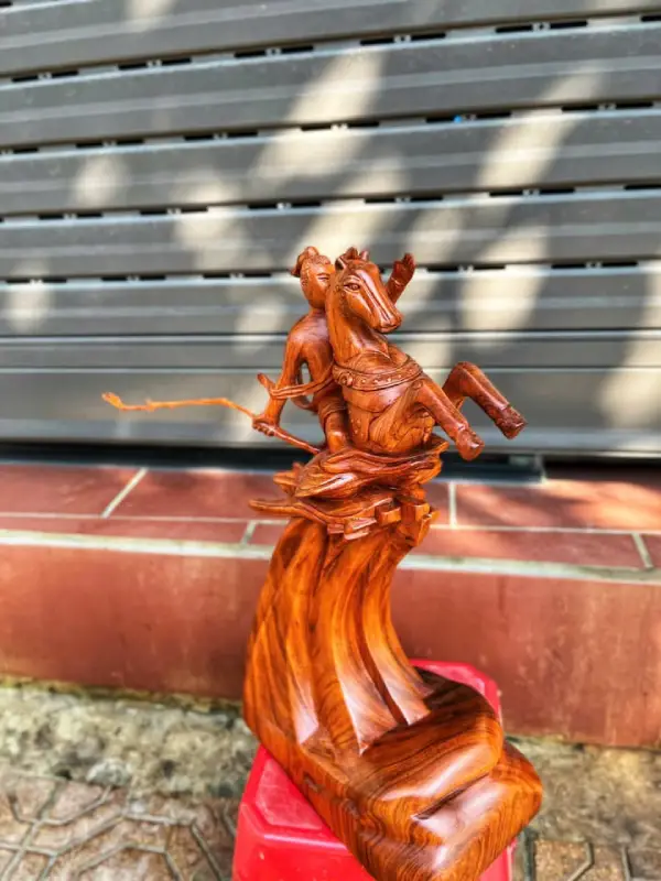 Tượng Thánh Gióng Để Bàn Gỗ Hương Liền Khối Cực Đẹp TTG04 5 Tượng Thánh Gióng Để Bàn Gỗ Hương Liền Khối Cực Đẹp TTG04