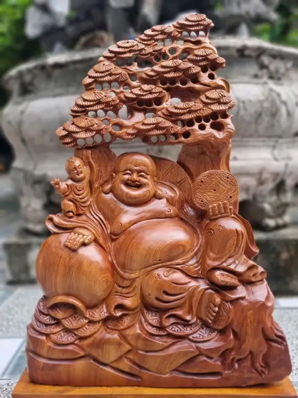 Tượng Di Lặc Ngồi Gốc Tùng Gỗ Ngọc Am Liền Khối TPDL22 6 Tượng Di Lặc Ngồi Gốc Tùng Gỗ Ngọc Am Liền Khối TPDL22