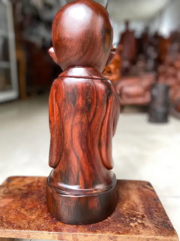 Tượng Chú Tiểu Chắp Tay Bằng Gỗ Trắc TCT04 Tượng Chú Tiểu Chắp Tay Bằng Gỗ Trắc TCT04