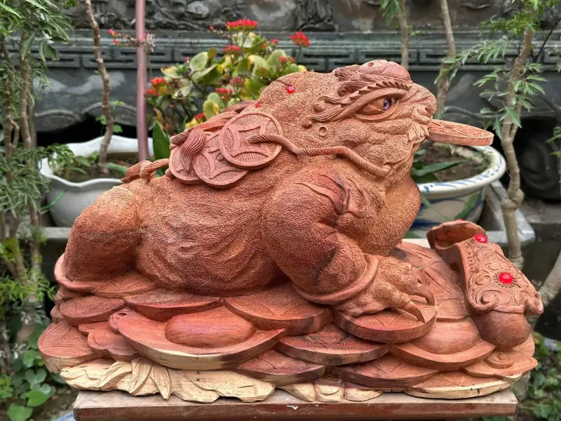 Tượng Cóc Ngậm Tiền Bằng Gỗ Hương Ta TCNT08 9 Tượng Cóc Ngậm Tiền Bằng Gỗ Hương Ta TCNT08